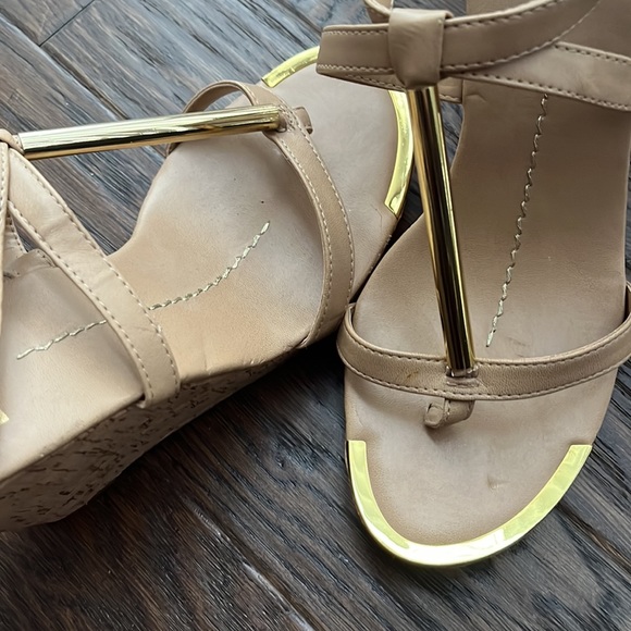 Dolce Vita Cork effect, Thong Wedge Sandal with gold accents, Never Worn… - Picture 14 of 14